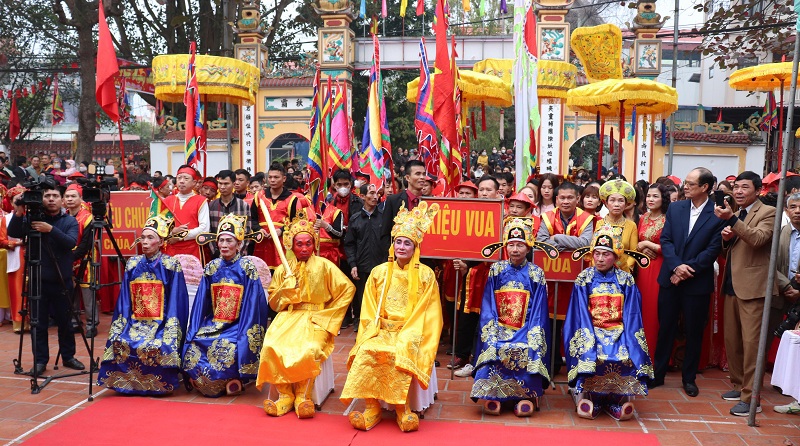 Nghi lễ vua, ch&uacute;a v&agrave; 4 vị đại thần l&agrave;m lễ b&aacute;i tại đ&igrave;nh l&agrave;ng Thụy L&ocirc;i, x&atilde; Thụy L&acirc;m.