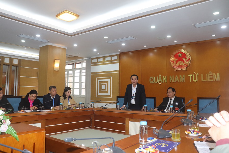 Ph&oacute; Chủ tịch UBND quận Nam Từ Li&ecirc;m Trần Thanh Long ph&aacute;t biểu trao đổi với Đo&agrave;n kiểm tra c&ocirc;ng vụ TP