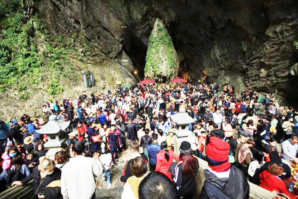 B&ecirc;n trong động Hương T&iacute;ch, ch&ugrave;a Hương (Mỹ Đức, H&agrave; Nội) chật k&iacute;n người.&nbsp;Ảnh:&nbsp;Minh An - Phạm C&ocirc;ng.