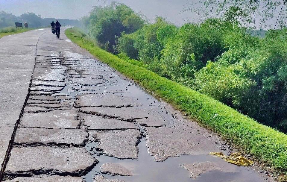Mặt đê sông Hồng đoạn qua xã Tráng Việt (huyện Mê Linh) bị hư hỏng nghiêm trọng. Ảnh: Lâm Nguyễn