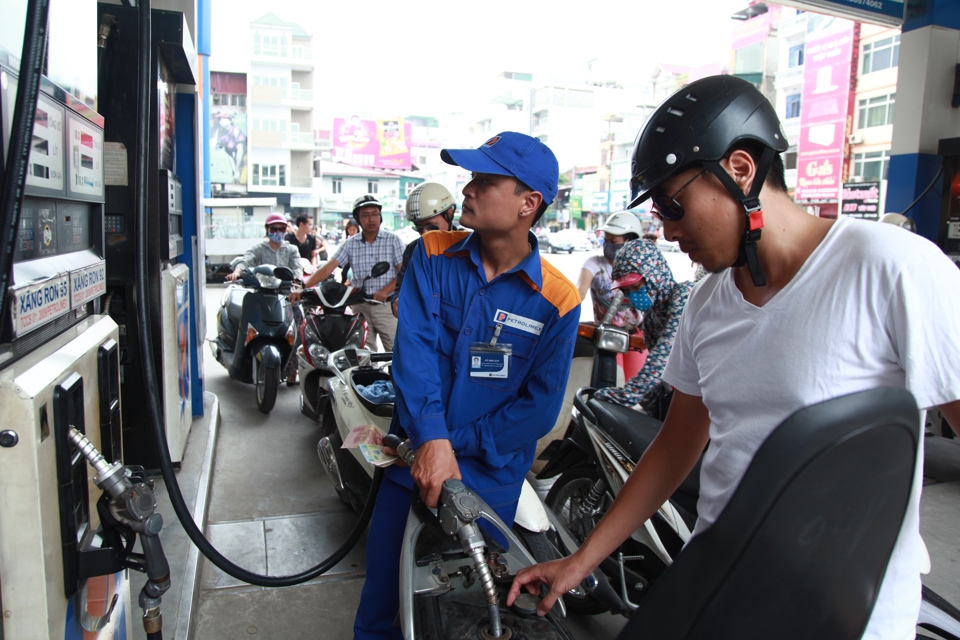 Mua bán xăng tại cửa hàng trên đường Nguyễn Lương Bằng, quận Đống Đa. Ảnh: Phạm Hùng