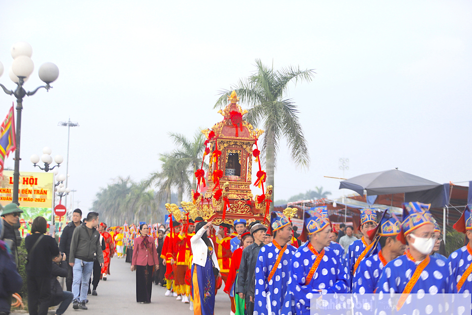 Lễ rước kiệu Ngọc Lộ l&agrave; một trong những nghi lễ quan trọng trong Lễ hội Khai ấn Đền Trần (Nam Định).