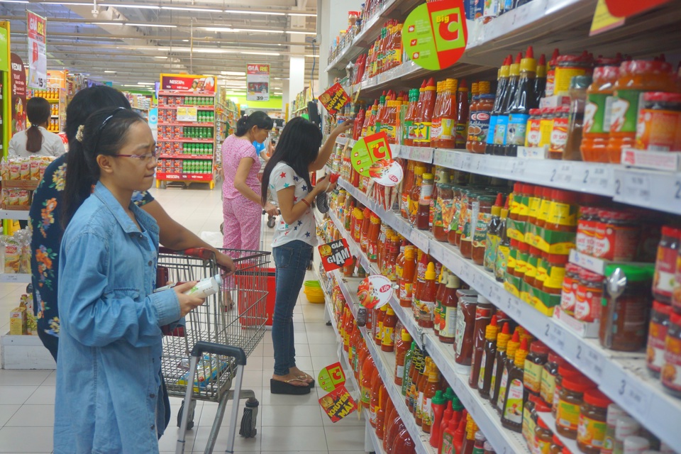 Người tiêu dùng mua hàng tại siêu thị trên địa bàn quận Cầu Giấy, Hà Nội. Ảnh: Công Hùng