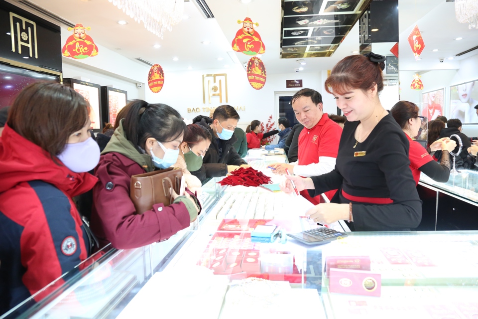 Nhiều khách hàng mua vàng cầu may trong ngày vía Thần Tài. Ảnh: Thanh Hải
