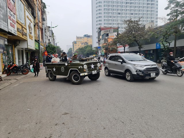  Thời gian qua, nhiều tuyến phố Hà Nội xuất hiện nhiều xe du lịch mui trần dán logo có tên Hanoi Backstreet Tours chở khách du lịch. 