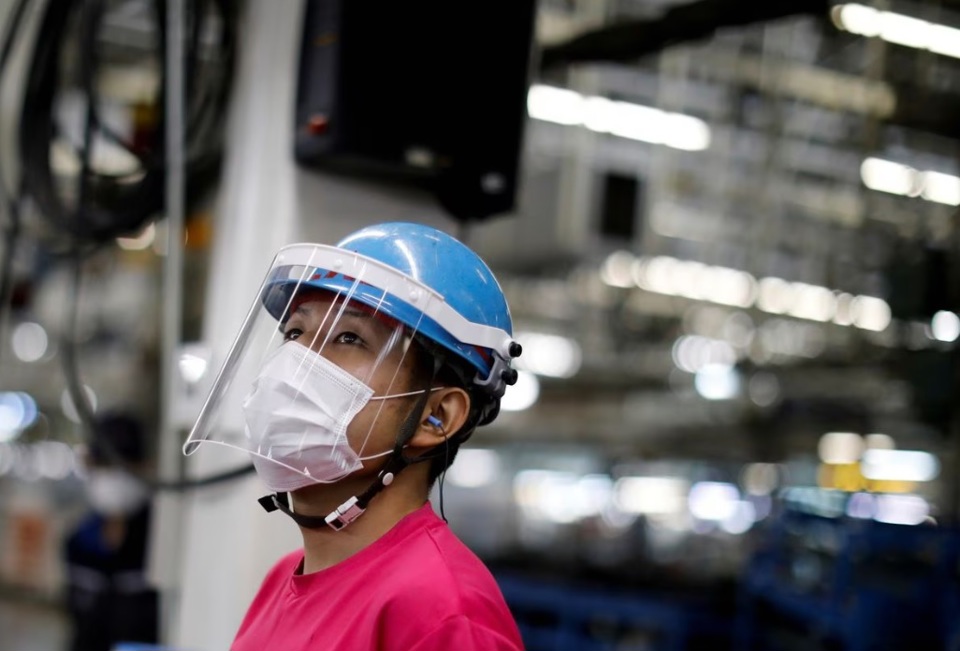 Một nh&acirc;n vi&ecirc;n tại nh&agrave; m&aacute;y ở Kawasaki, ph&iacute;a nam Tokyo, Nhật Bản ng&agrave;y 18/5/2020. Nguồn: Reuters