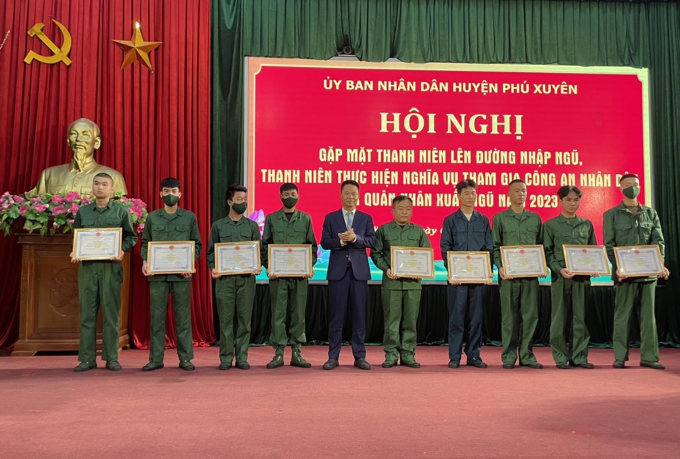 Chủ tịch UBND huyện Ph&uacute; Xuy&ecirc;n Nguyễn Xu&acirc;n Thanh trao phần thưởng cho c&aacute;c thanh ni&ecirc;n t&igrave;nh nguyện l&ecirc;n đường nhập ngũ.
