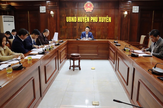 Chủ tịch UBND huyện Ph&uacute; Xuy&ecirc;n Nguyễn Xu&acirc;n Thanh giao nhiệm vụ cụ thể&nbsp; cho từng cơ quan, ấn định thời gian tổ chức đấu gi&aacute; QSD đất
