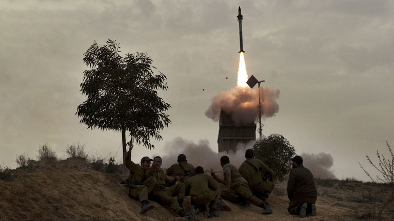 Israel c&oacute; &yacute; định gửi hệ thống ph&ograve;ng thủ t&ecirc;n lửa V&ograve;m Sắt cho Ukraine. Ảnh: AFP