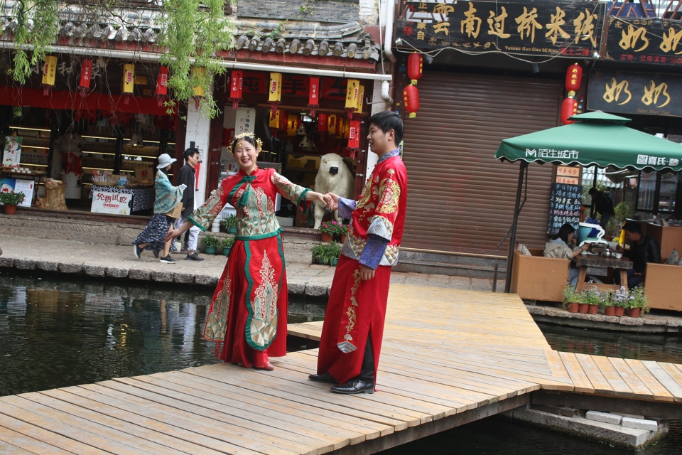 Rất nhiều đ&ocirc;i trẻ Trung Quốc cũng chọn trấn cổ l&agrave;m nơi chụp ảnh cưới.