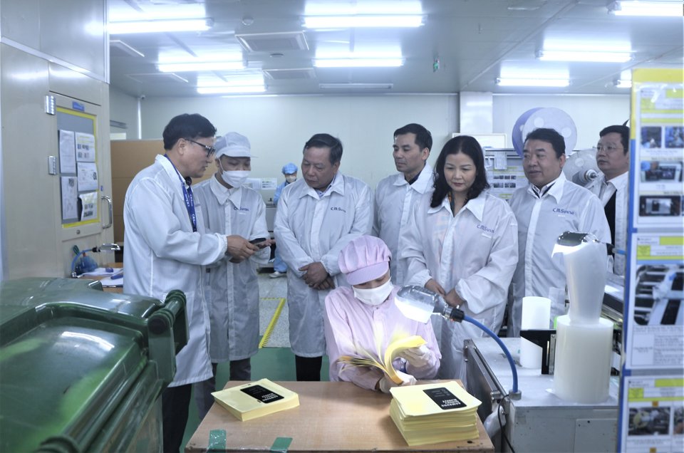Ph&oacute; B&iacute; thư Th&agrave;nh ủy Nguyễn Văn Phong đến thăm v&agrave; động vi&ecirc;n sản xuất tại C&ocirc;ng ty TNHH CMS Vina.