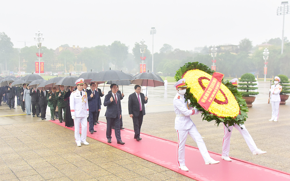 C&aacute;c đồng ch&iacute; l&atilde;nh đạo Đảng, Nh&agrave; nước đặt v&ograve;ng hoa, v&agrave;o Lăng viếng Chủ tịch Hồ Ch&iacute; Minh.