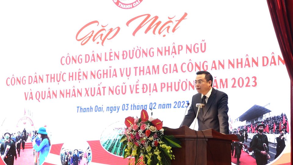 Chủ tịch UBND huyện Thanh Oai B&ugrave;i Văn S&aacute;ng ph&aacute;t biểu tại buổi gặp mặt.