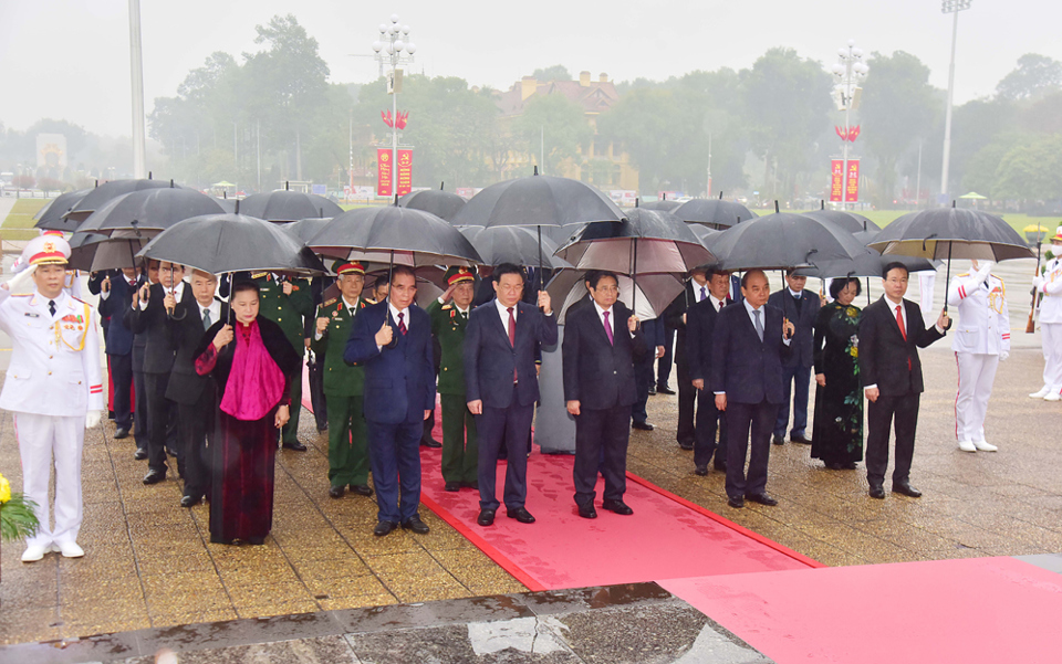 C&aacute;c đồng ch&iacute; l&atilde;nh đạo, nguy&ecirc;n l&atilde;nh đạo Đảng, Nh&agrave; nước v&agrave; th&agrave;nh phố H&agrave; Nội tưởng niệm Chủ tịch Hồ Ch&iacute; Minh.