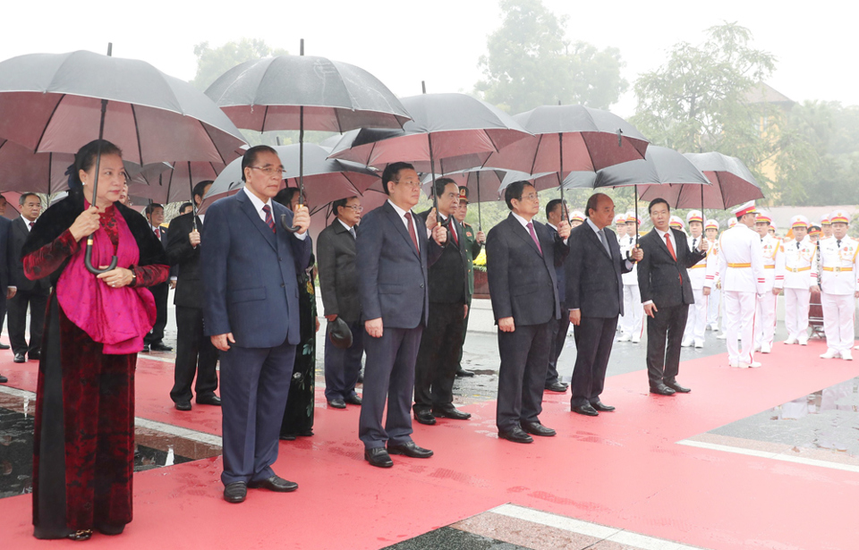 C&aacute;c đồng ch&iacute; l&atilde;nh đạo, nguy&ecirc;n l&atilde;nh đạo Đảng, Nh&agrave; nước v&agrave; th&agrave;nh phố H&agrave; Nội tưởng niệm c&aacute;c Anh h&ugrave;ng liệt sĩ.