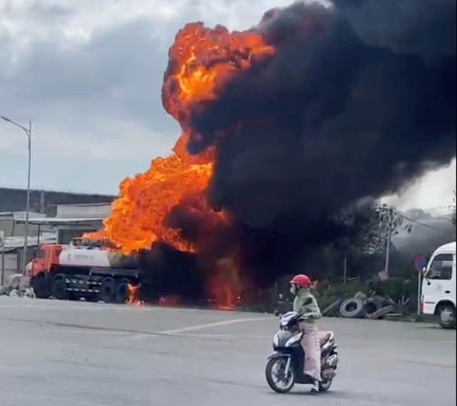 Tai nạn giao thông hôm nay (3/2/2023): Cháy xe bồn chở xăng dầu - Ảnh 1