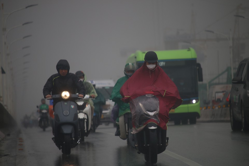 &nbsp;Sương m&ugrave; c&ugrave;ng với mưa ph&ugrave;n k&egrave;o d&agrave;i l&agrave;m mặt đường trơn trượt, c&aacute;c phương tiện tham gia giao th&ocirc;ng chậm r&atilde;i v&agrave; cẩn trọng hơn