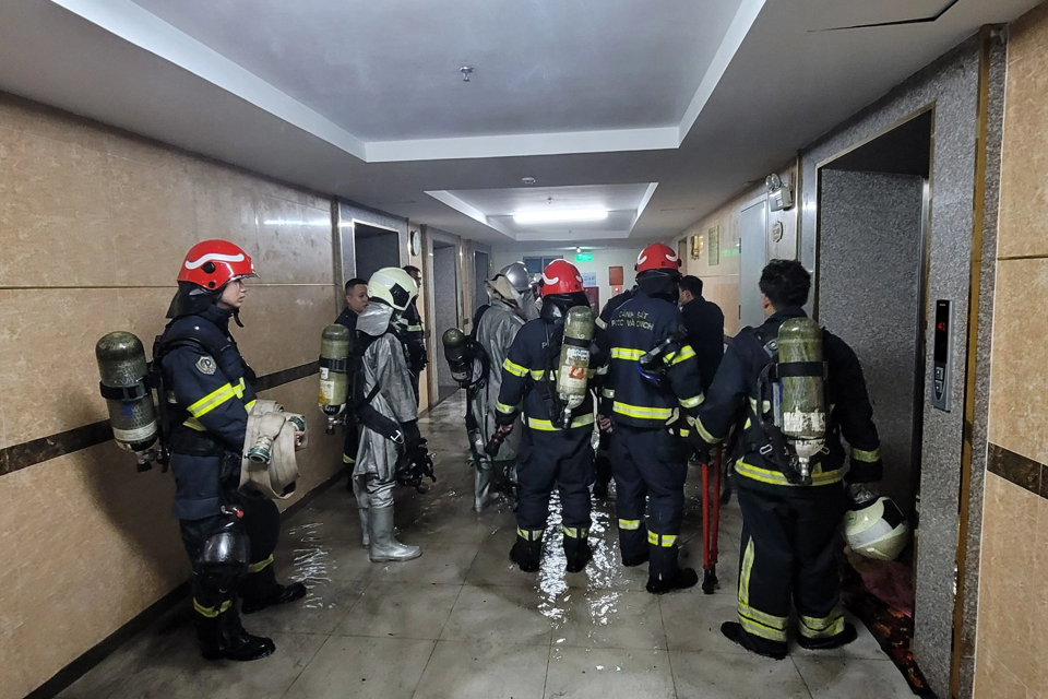Cháy chung cư HH Linh Đàm,  cảnh sát đưa 120 người thoát nạn - Ảnh 1