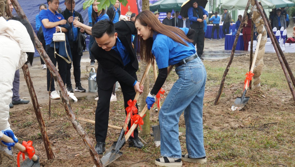 C&aacute;c đo&agrave;n vi&ecirc;n thanh ni&ecirc;n nhiệt t&igrave;nh hưởng ứng Lễ ph&aacute;t động.