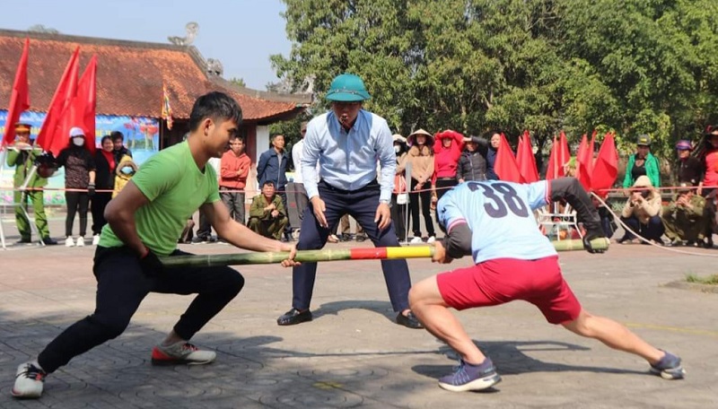 Hội thi đẩy gậy tại Lễ hội Hải Thượng L&atilde;n &Ocirc;ng L&ecirc; Hữu Tr&aacute;c tạo kh&ocirc;ng kh&iacute; vui tươi, phấn khởi dịp đầu Xu&acirc;n mới Q&uacute;y M&atilde;o 2023