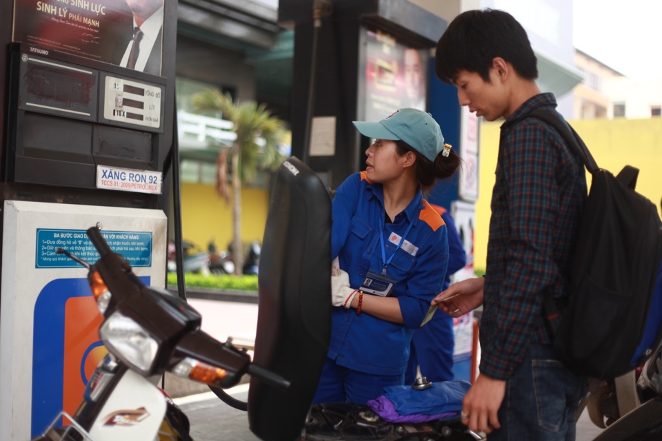 Mua bán xăng tại cửa hàng trên đường Nguyễn Lương Bằng, quận Đống Đa. Ảnh: Phạm Hùng