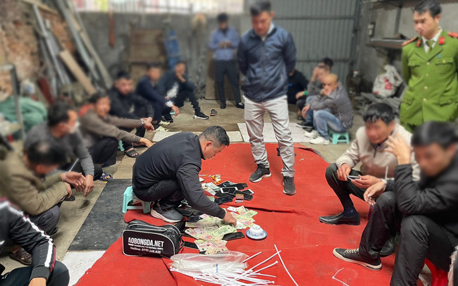 Cảnh sát bắt quả tang 32 con bạc đang sát phạt nhau tại một xưởng cơ khí thuộc địa bàn huyện Phúc Thọ, Hà Nội.