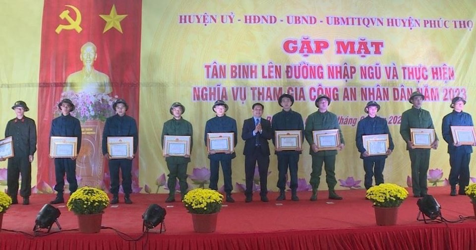 Huyện Ph&uacute;c Thọ trao tặng giấy khen cho c&aacute;c t&acirc;n binh tự nguyện l&ecirc;n đường nhập ngũ năm 2023.