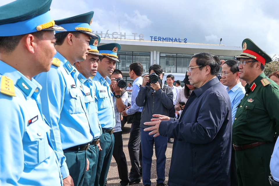 Thủ tướng trao đổi với c&aacute;n bộ, chiến sĩ kh&ocirc;ng qu&acirc;n l&agrave;m nhiệm vụ tại Cảng h&agrave;ng kh&ocirc;ng Ph&ugrave; C&aacute;t - Ảnh: VGP/Nhật Bắc