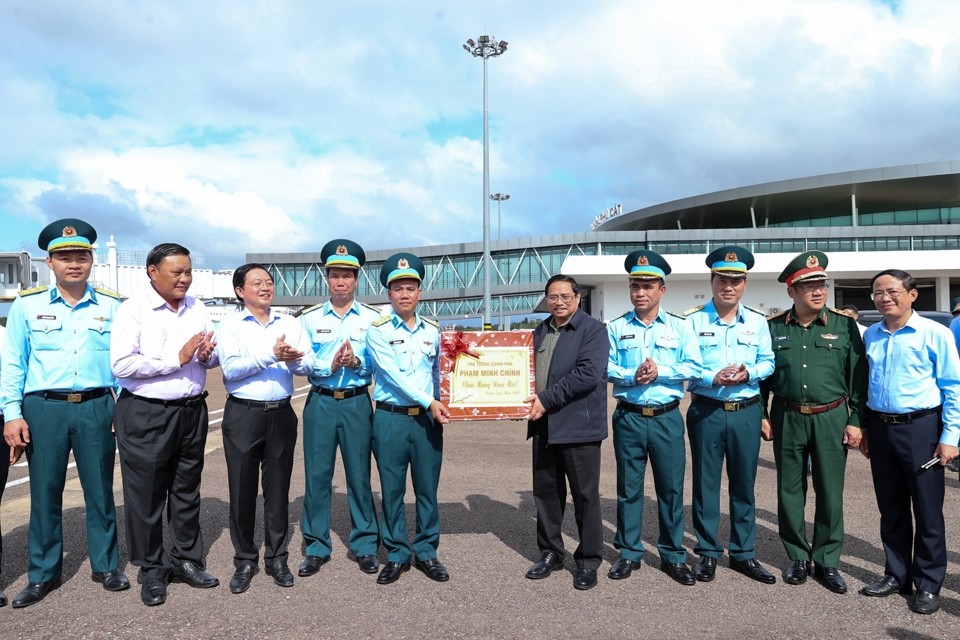 Thủ tướng động vi&ecirc;n, tặng qu&agrave; c&aacute;n bộ, chiến sĩ Trung đo&agrave;n Kh&ocirc;ng qu&acirc;n 925 l&agrave;m nhiệm vụ tại s&acirc;n bay Ph&ugrave; C&aacute;t - Ảnh: VGP/Nhật Bắc