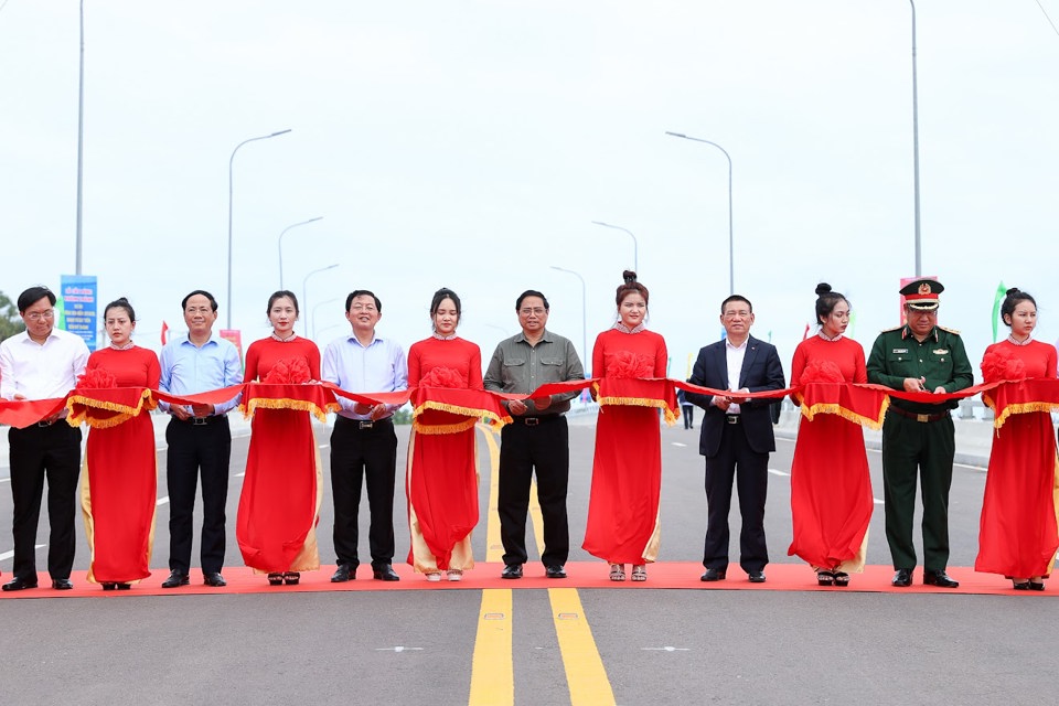 Thủ tướng Phạm Minh Ch&iacute;nh dự lễ cắt băng kh&aacute;nh th&agrave;nh tuyến đường ven biển tỉnh B&igrave;nh Định đoạn C&aacute;t Tiến &ndash; Mỹ Th&agrave;nh - Ảnh: VGP/Nhật Bắc