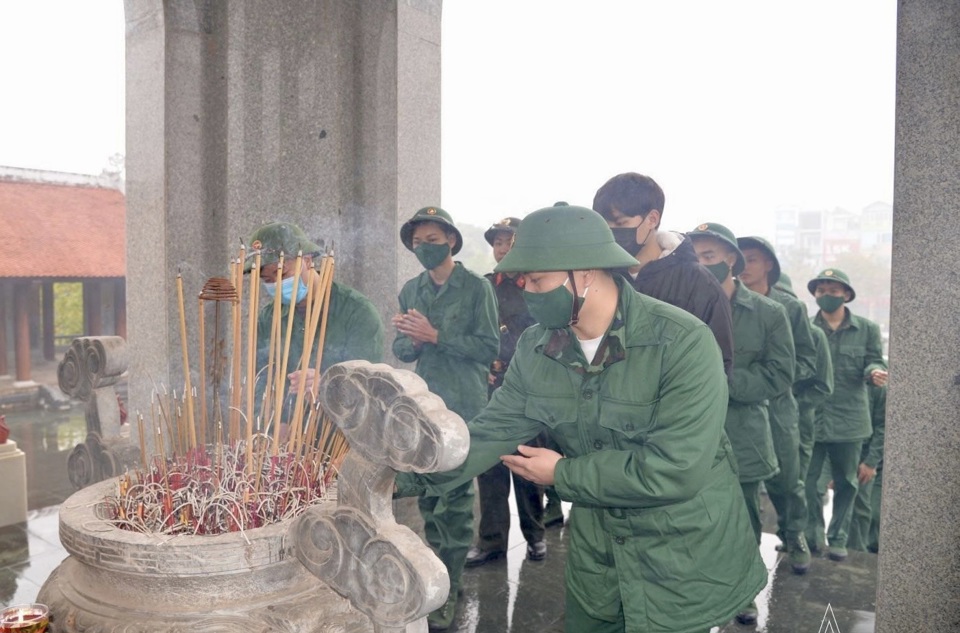 Thanh ni&ecirc;n chuẩn bị nhập ngũ d&acirc;ng hương tại Đ&agrave;i tưởng niệm Anh h&ugrave;ng liệt sĩ huyện Đan Phượng.