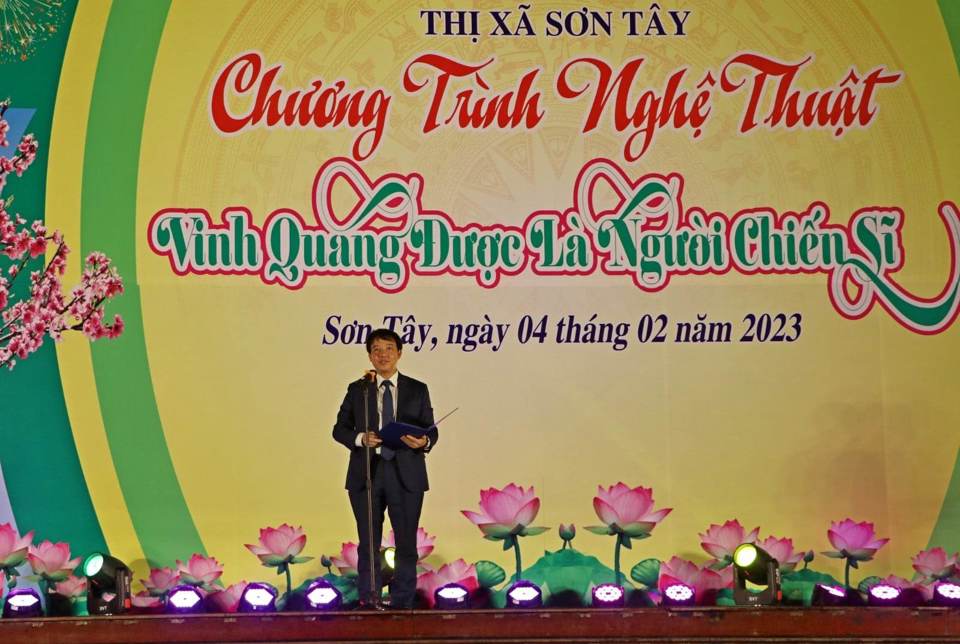 Ph&oacute; Chủ tịch UBND thị x&atilde; Sơn T&acirc;y L&ecirc; Đại Thăng ph&aacute;t biểu tại buổi giao lưu.
