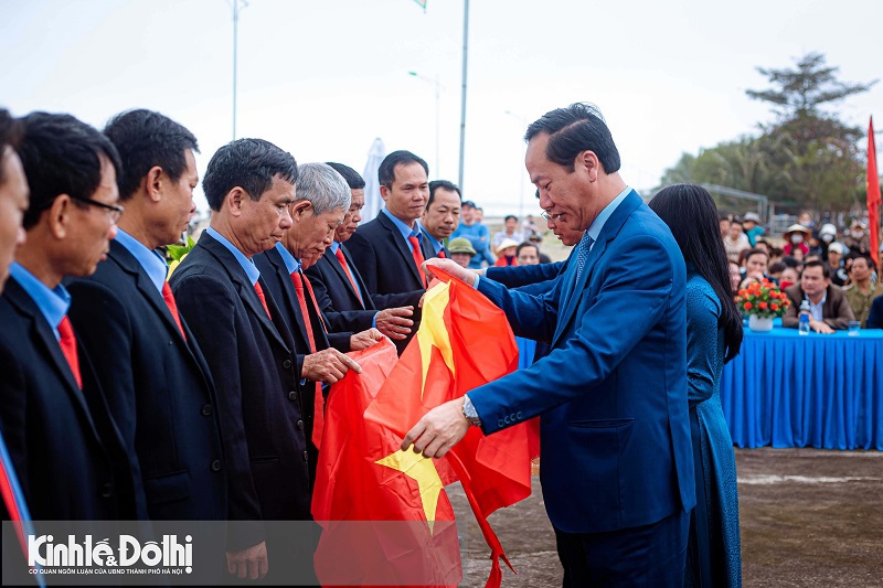 Cảnh Dương l&agrave; l&agrave;ng biển nổi tiếng của tỉnh Quảng B&igrave;nh, c&oacute; đội t&agrave;u c&aacute; với hơn 600 chiếc, trong đ&oacute; chủ yếu đ&aacute;nh bắt ở v&ugrave;ng xa bờ. Nhờ vươn khơi b&aacute;m biển sản xuất hiệu quả n&ecirc;n đời sống ngư d&acirc;n ng&agrave;y c&agrave;ng được được n&acirc;ng l&ecirc;n. Trong năm 2022, sản lượng đ&aacute;nh bắt hải sản của x&atilde; Cảnh Dương khoảng 4.260 tấn, đạt 113,6% kế hoạch.&nbsp;