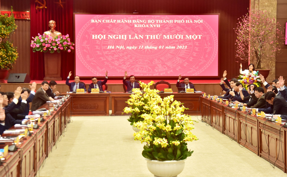 Các đại biểu biểu quyết thông qua Nghị quyết Hội nghị lần thứ mười một, Ban Chấp hành Đảng bộ thành phố khóa XVII. Ảnh: Thanh Hải
