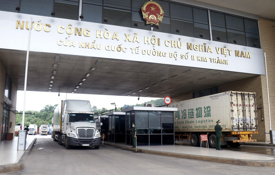 Xe hàng nông sản chờ làm thủ tục xuất khẩu sang Trung Quốc tại cửa khẩu quốc tế số II Kim Thành, tỉnh Lào Cai. Ảnh: Quốc Khánh