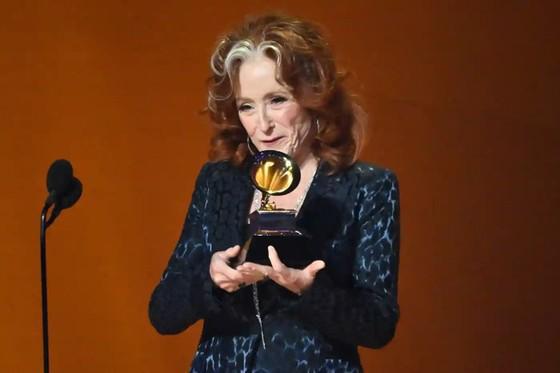 Nữ nghệ sĩ Bonnie Raitt, 74 tuổi, đ&atilde; vượt h&agrave;ng loạt t&ecirc;n tuổi nặng k&yacute; để thắng hạng mục quan trọng&nbsp;Ca kh&uacute;c của năm&nbsp;với ca kh&uacute;c&nbsp;"Just Like That".