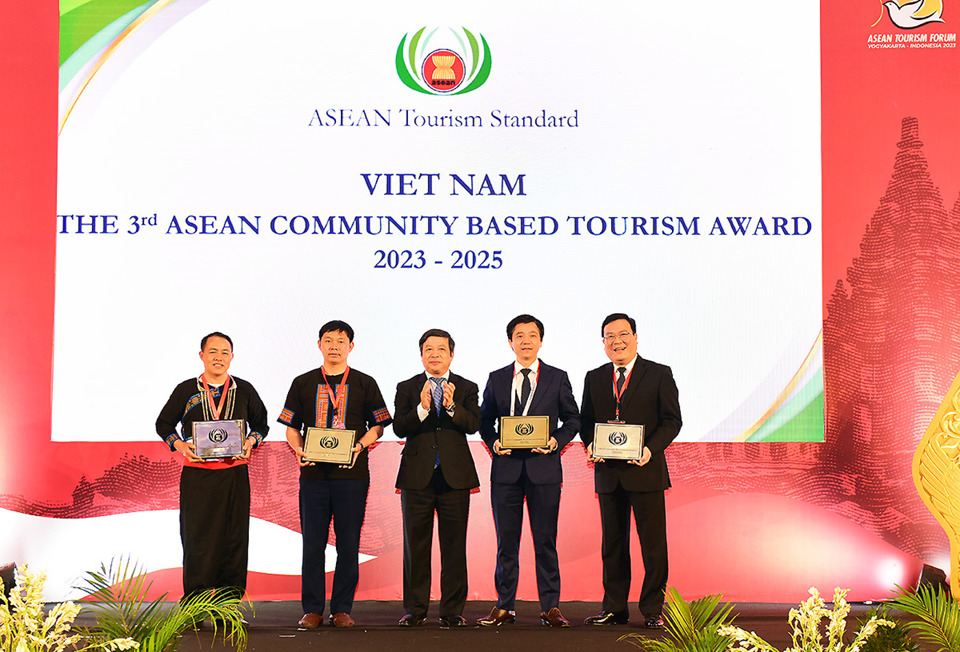 Trao Giải thưởng Du lịch cộng đồng ASEAN lần thứ 3&nbsp; cho c&aacute;c đơn vị Việt Nam.Ảnh: Ho&agrave;i Nam