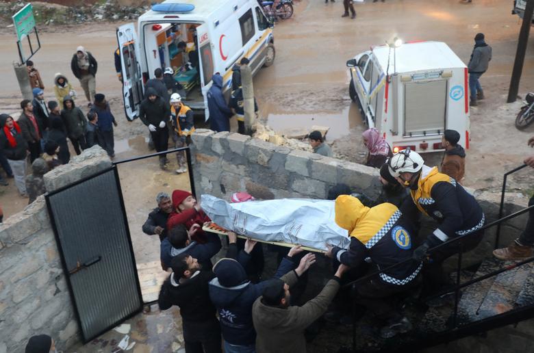 Lực lượng cứu hộ chuyển thi thể của một nạn nh&acirc;n ở Azaz, Syria. Ảnh: Reuters