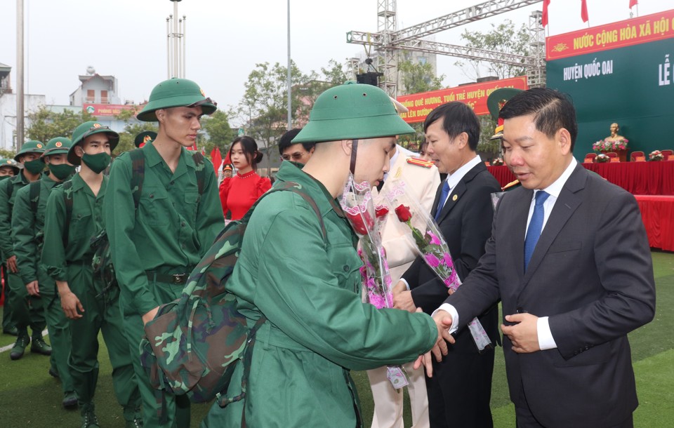 Chủ tịch UBND huyện Quốc Oai Nguyễn Trường Sơn tặng hoa động vi&ecirc;n t&acirc;n binh l&ecirc;n đường nhập ngũ