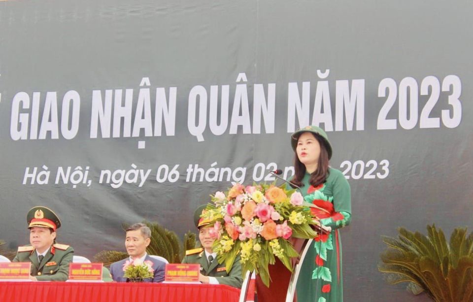 Chủ tịch UBND huyện Gia L&acirc;m Đặng Thị Huyền ph&aacute;t biểu tại Lễ giao nhận qu&acirc;n năm 2023.