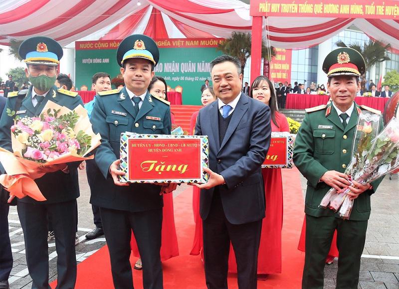 Chủ tịch UBND TP Hà Nội Trần Sỹ Thanh tặng quà, động viên các đơn vị nhận quân và tân binh huyện Đông Anh. Ảnh: Doãn Thành