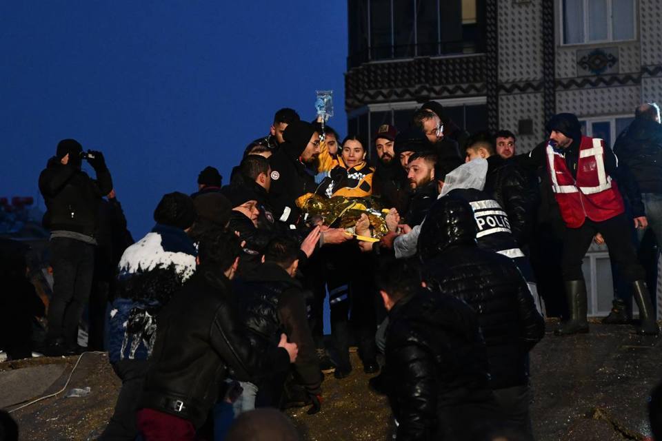 Lực lượng cứu hộ cố gắng tiếp cận những người mắc kẹt trong t&ograve;a nh&agrave; tại Diyarbakir, Thổ Nhĩ Kỳ. Ảnh:&nbsp; Getty