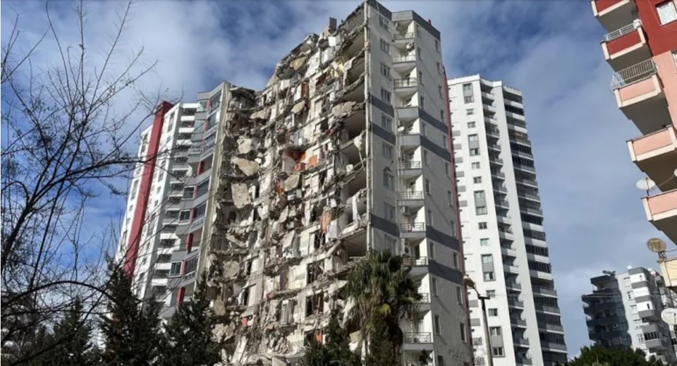 Một t&ograve;a nh&agrave; cao tầng bị hư hại nặng nề do động đất tại Thổ Nhĩ Kỳ. Ảnh:&nbsp;Anadolu Agency.&nbsp;