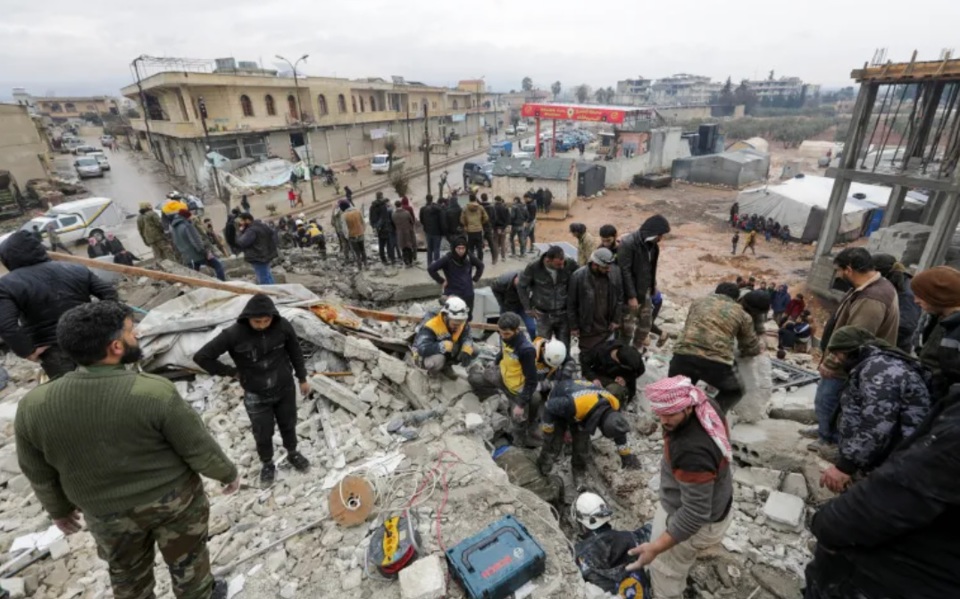 Tập trung t&igrave;m kiếm những người sống s&oacute;t dưới đống đổ n&aacute;t tại Syria sau trận động đất 7,8 độ richter. Ảnh: Reuters