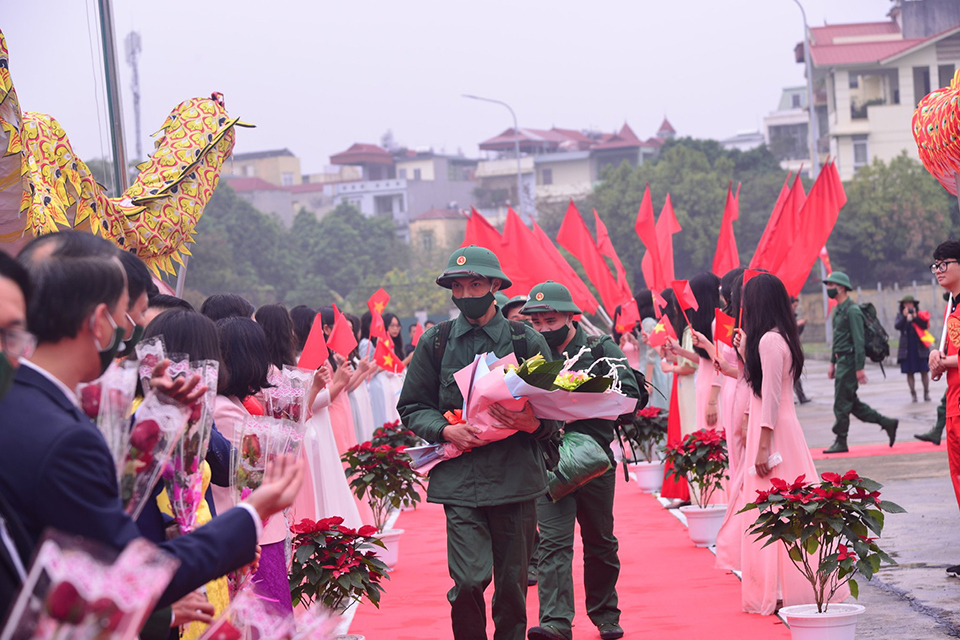 Trong Ng&agrave;y hội t&ograve;ng qu&acirc;n 2023, quận Bắc Từ Li&ecirc;m c&oacute; 76 thanh ni&ecirc;n ti&ecirc;u biểu l&ecirc;n đường l&ecirc;n đường l&agrave;m nghĩa vụ bảo vệ Tổ quốc.