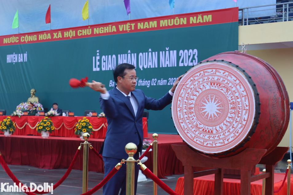 Chủ tịch UBND huyện Ba V&igrave; Đỗ Mạnh Hưng đ&aacute;nh trống mở hội giao qu&acirc;n năm 2023.