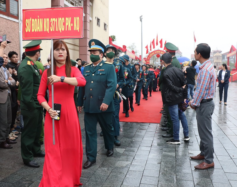 Trong số 236 thanh ni&ecirc;n l&ecirc;n đường nhập ngũ năm 2023, c&oacute; 198 thanh ni&ecirc;n tham gia thực hiện nghĩa vụ qu&acirc;n sự, 38 thanh ni&ecirc;n tham gia thực hiện nghĩa vụ C&ocirc;ng an.