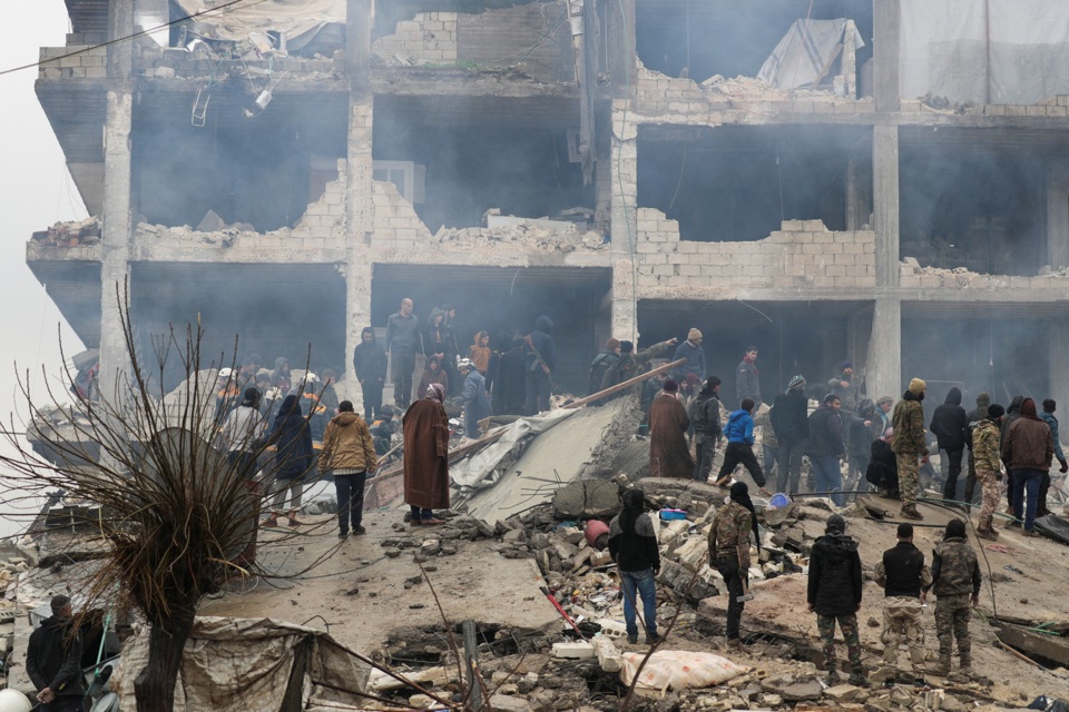 Mọi người tập trung khi lực lượng cứu hộ tìm kiếm những người sống sót dưới đống đổ nát sau trận động đất tại thị trấn Jandaris, Syria ngày 6/2. Ảnh: Reuters