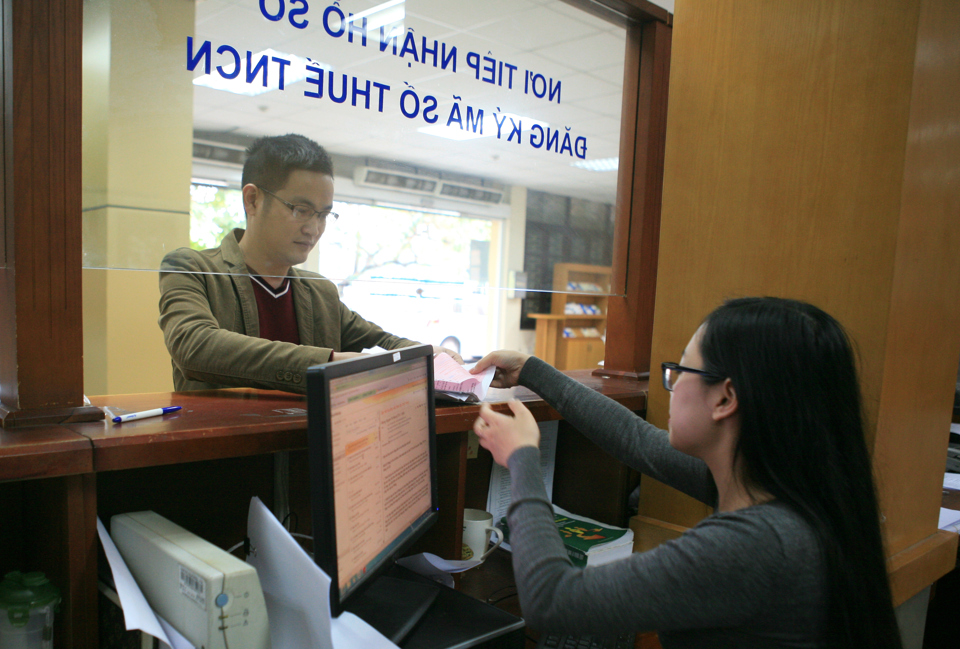 Người dân làm thủ tục đăng ký mã số thuế thu nhập cá nhân tại Hà Nội. Ảnh: Hải Linh