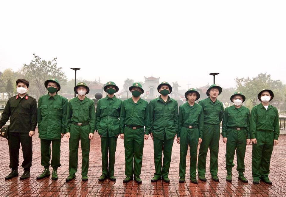 Nguyễn Đình Huy (thứ tư từ bên phải sang) cùng các thanh niên huyện Đan Phượng chuẩn bị lên đường nhập ngũ Ảnh: Nguyên Bảo
